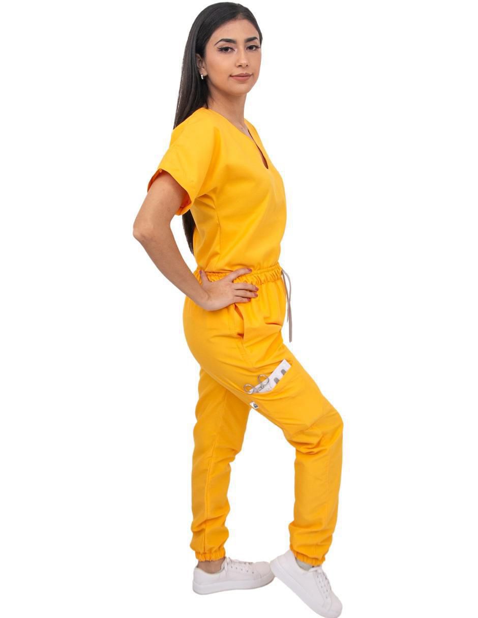 Uniforme estilo relajado para mujer 2