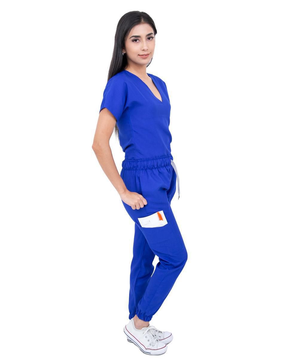 Uniforme estilo relajado para mujer 2