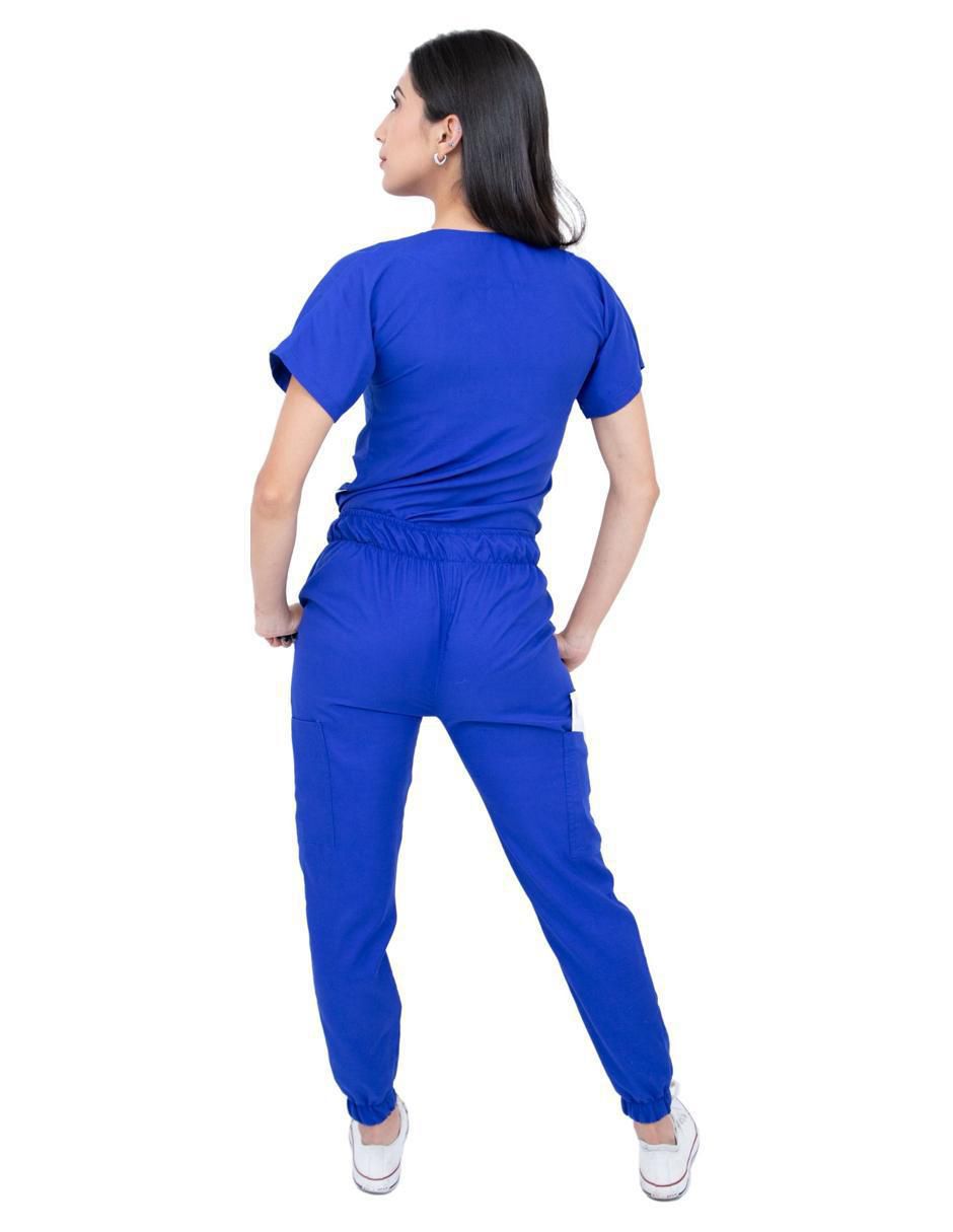 Uniforme estilo relajado para mujer 3