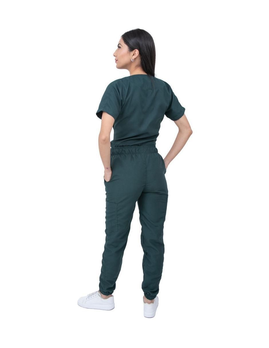 Uniforme estilo relajado para mujer 3