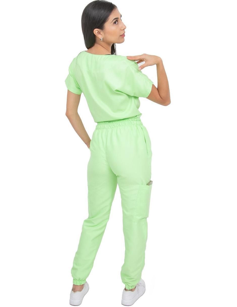Uniforme estilo relajado para mujer 3