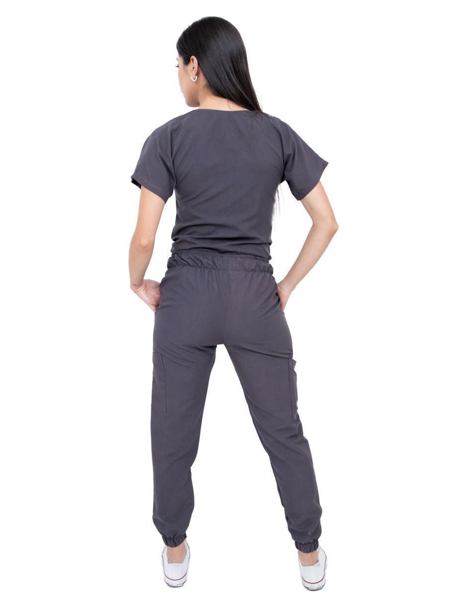 Uniforme estilo relajado para mujer 3