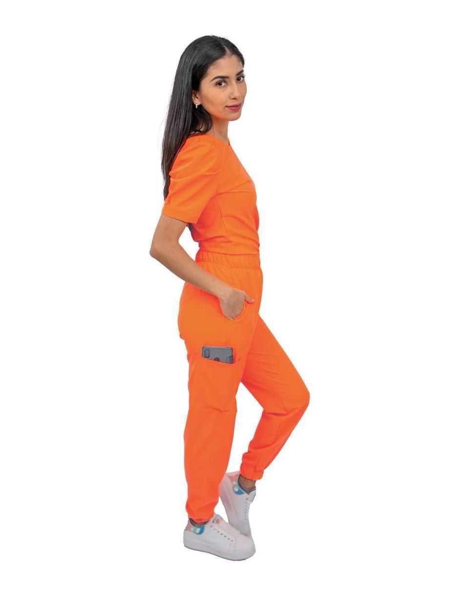 Uniforme estilo relajado para mujer 2
