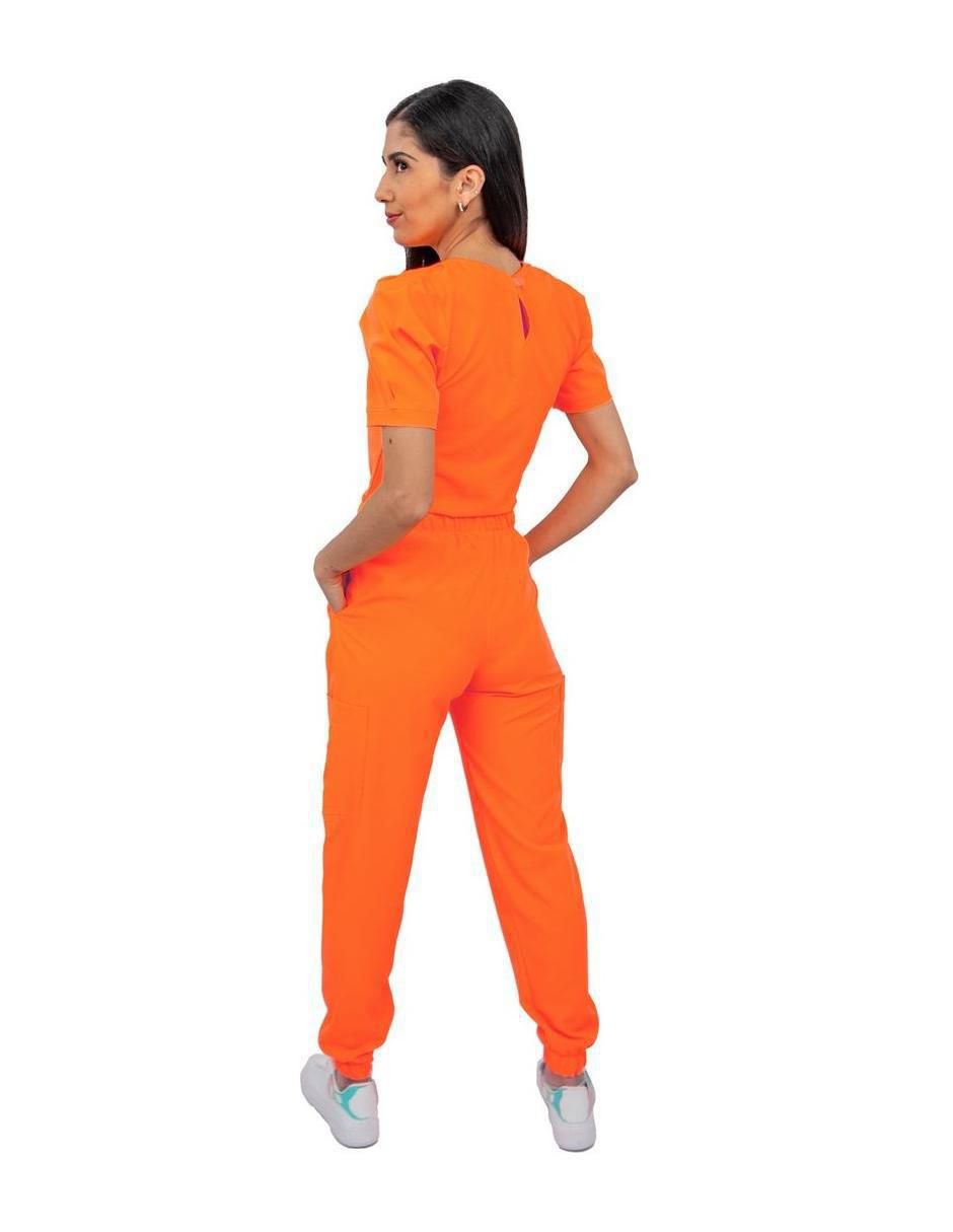 Uniforme estilo relajado para mujer 3