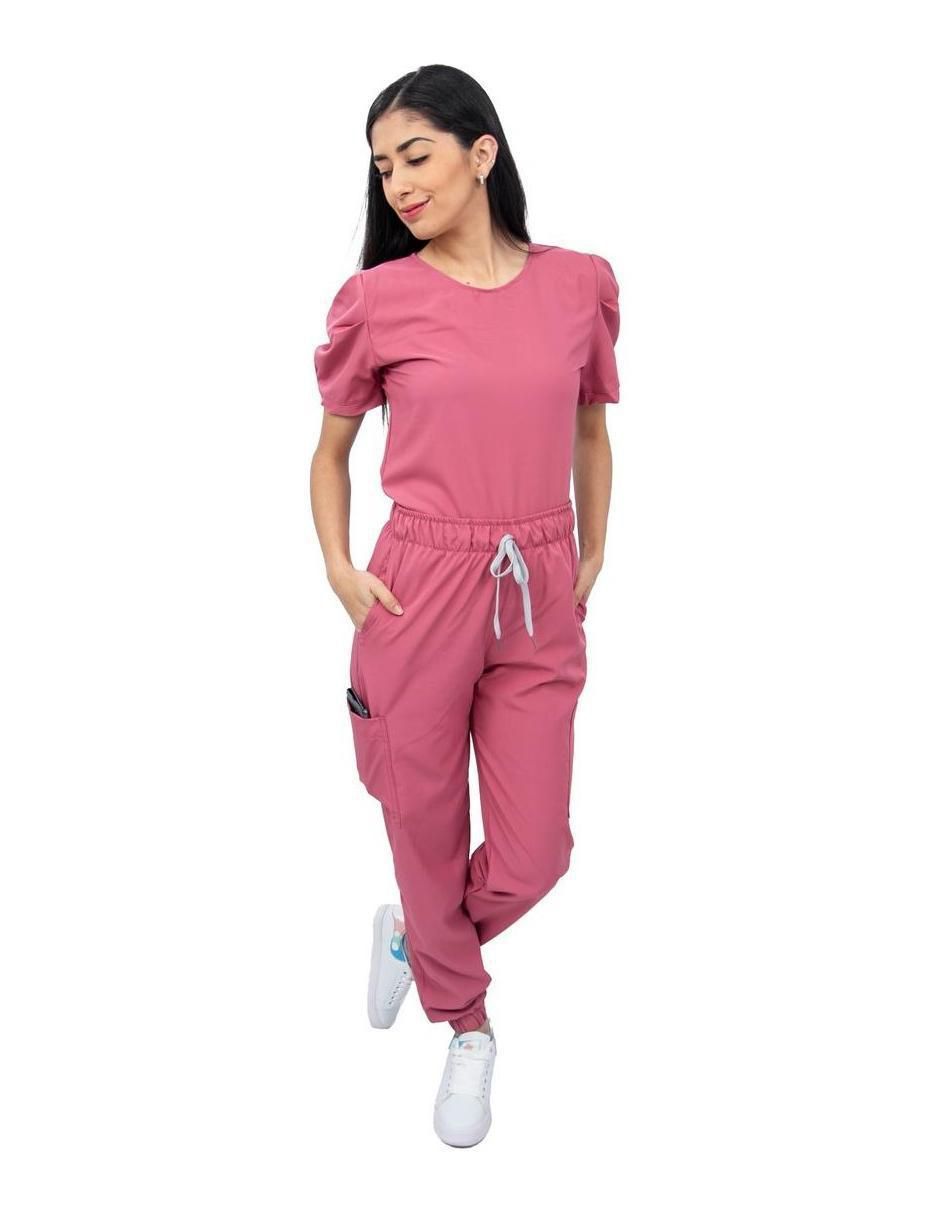 Uniforme estilo relajado para mujer