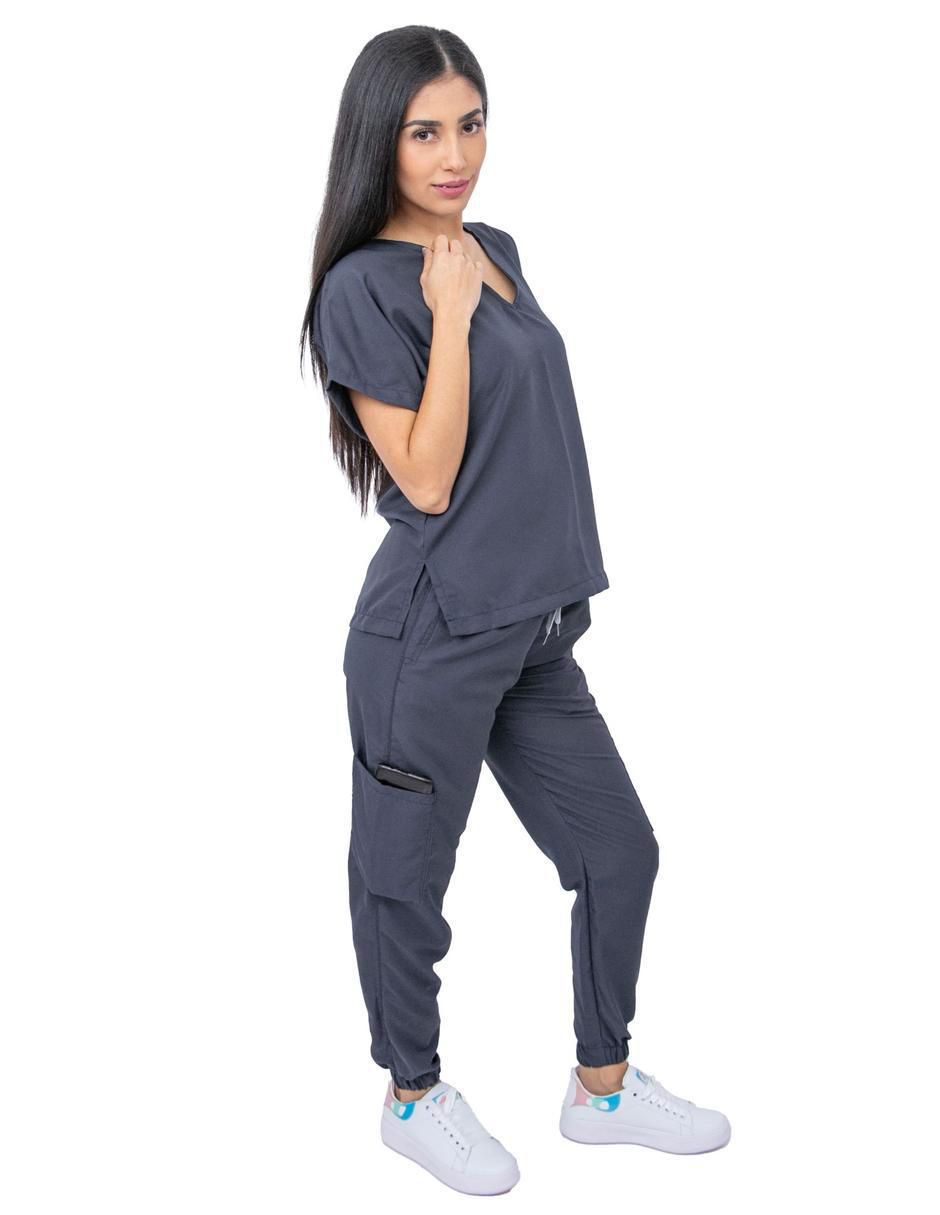 Uniforme estilo relajado para mujer 3