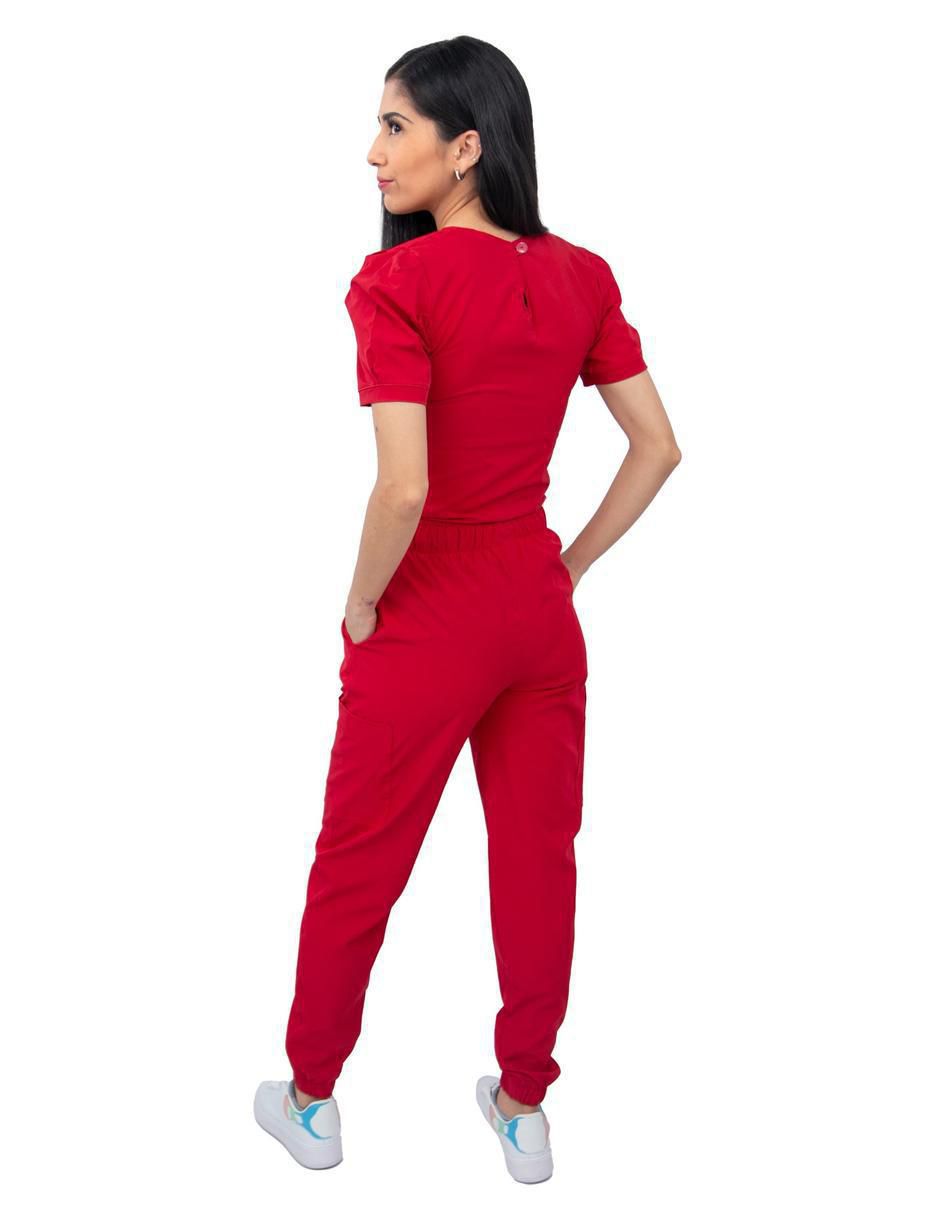 Uniforme estilo relajado para mujer 3