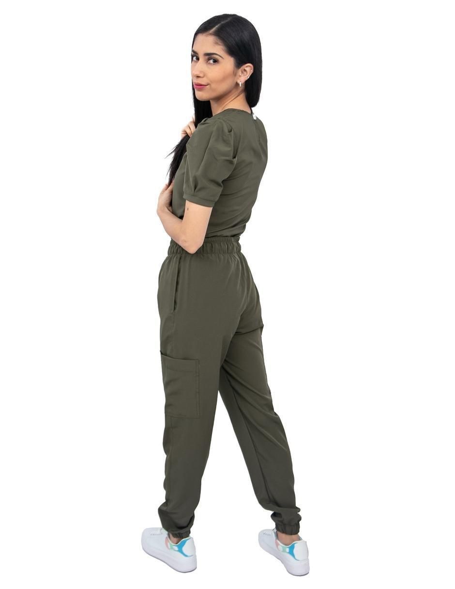 Uniforme estilo relajado para mujer 2