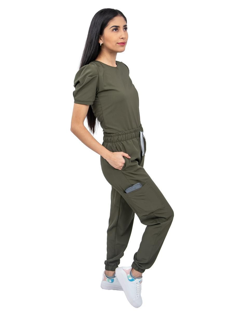 Uniforme estilo relajado para mujer 3