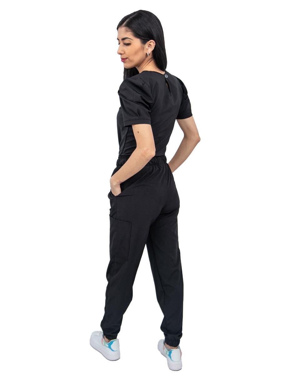 Uniforme estilo relajado para mujer 3