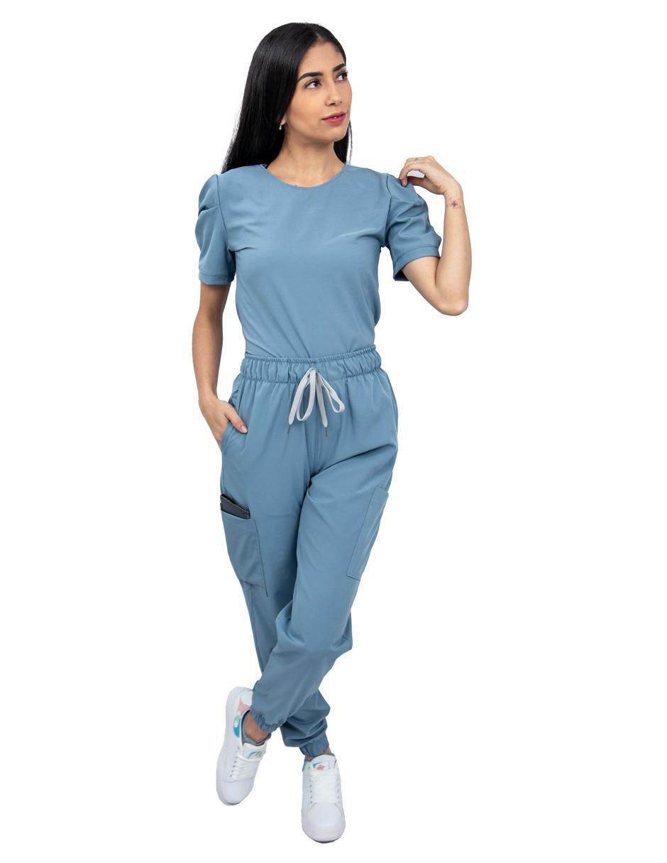 Uniforme estilo relajado para mujer