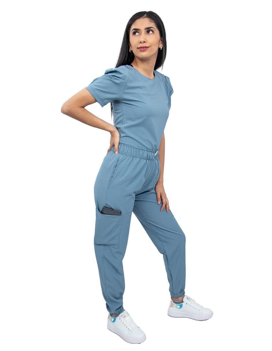 Uniforme estilo relajado para mujer 2
