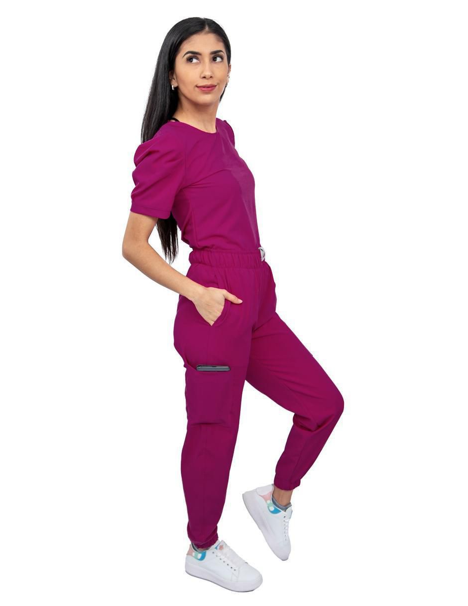 Uniforme estilo relajado para mujer 2