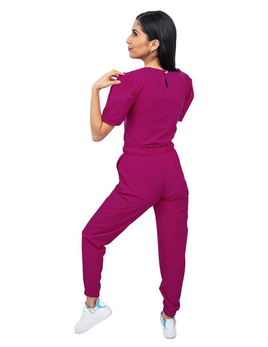 Uniforme estilo relajado para mujer 3