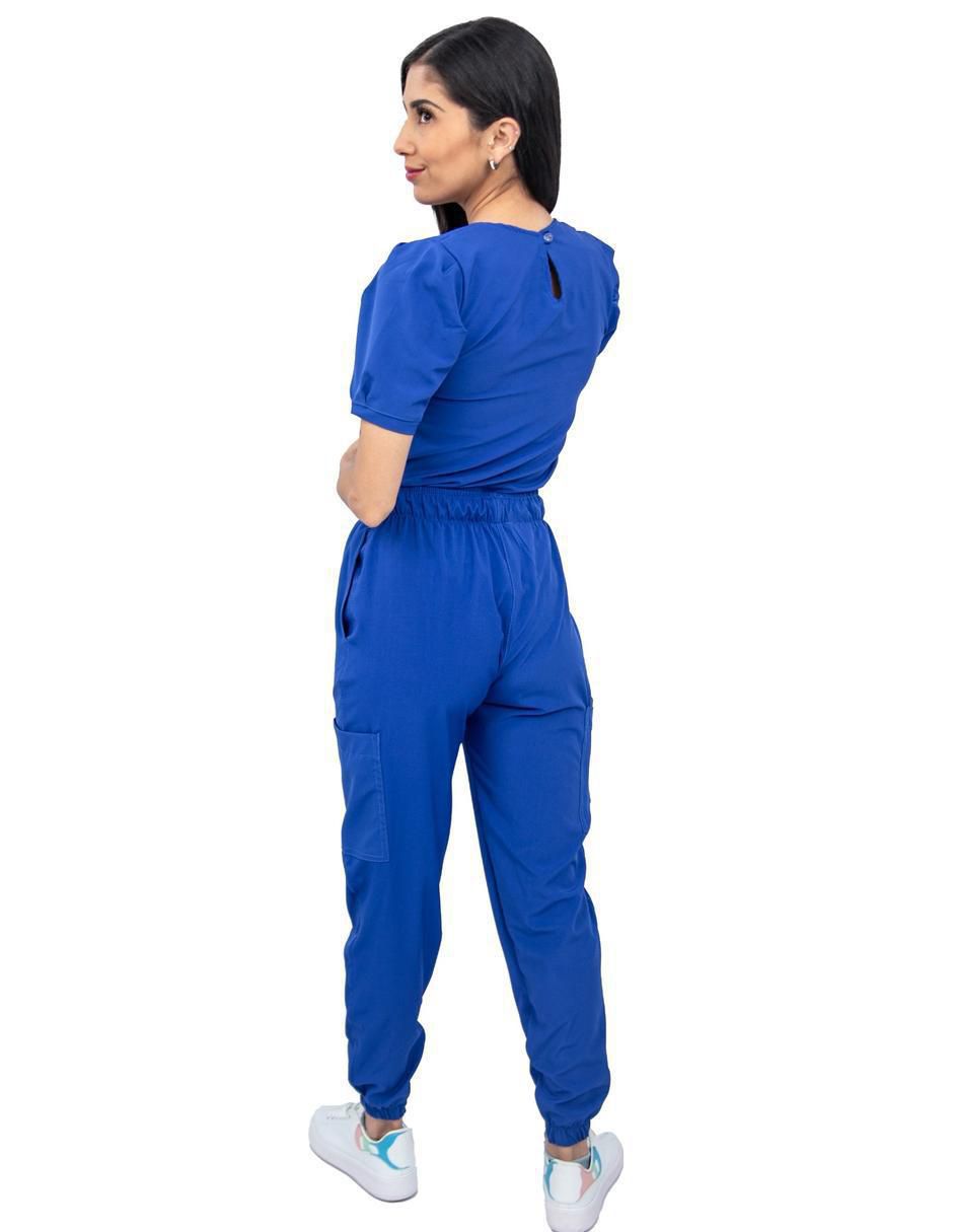 Uniforme estilo relajado para mujer 3