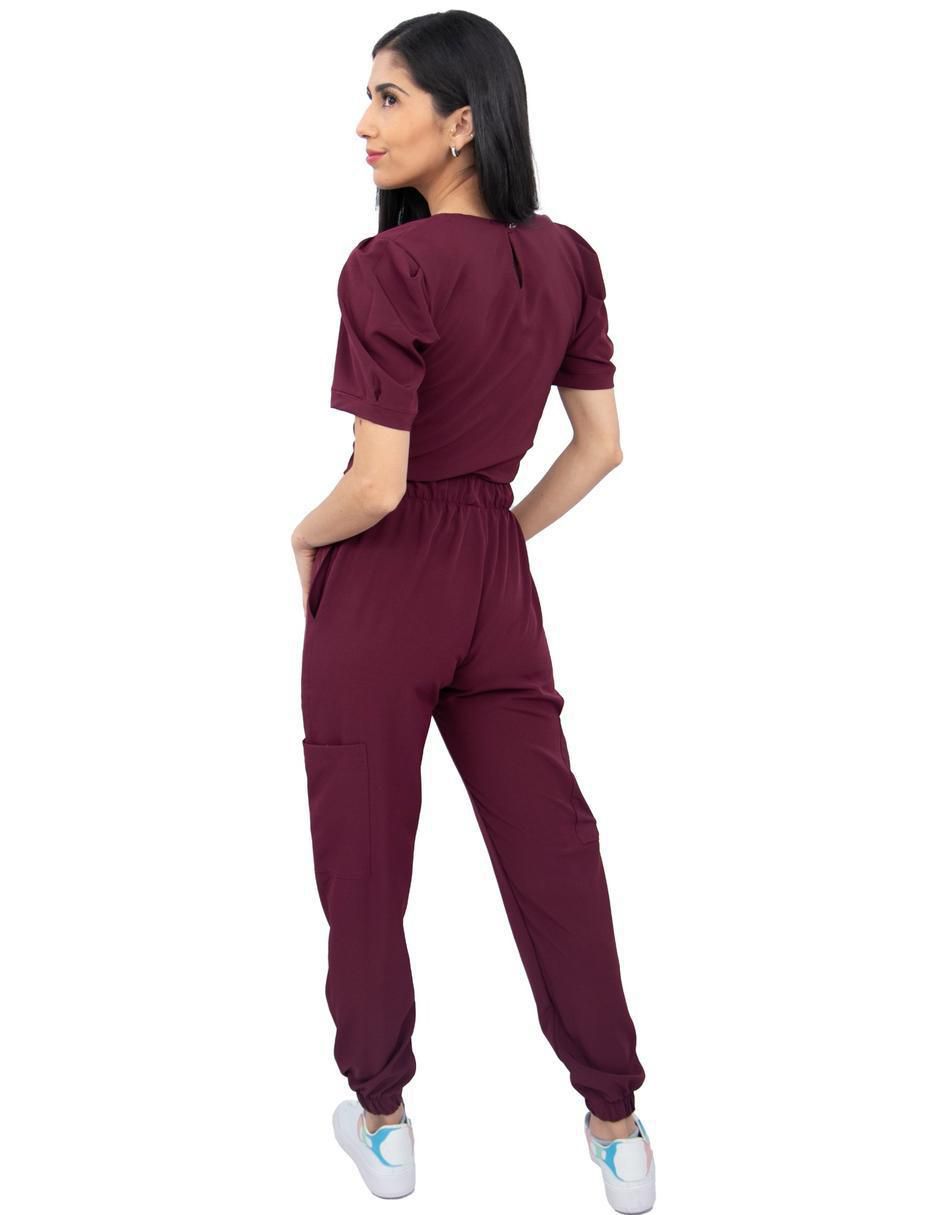 Uniforme estilo relajado para mujer 3