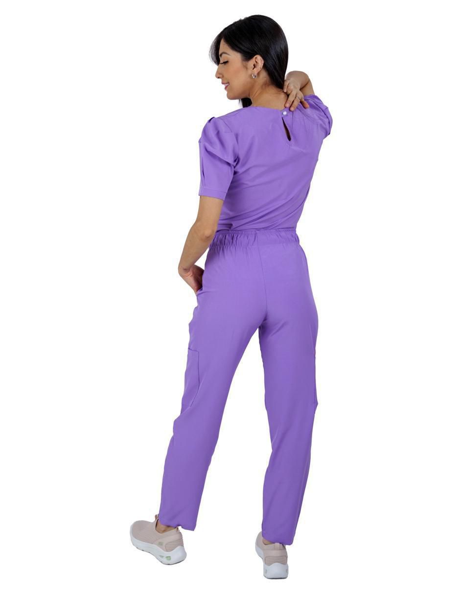 Uniforme estilo relajado para mujer 2