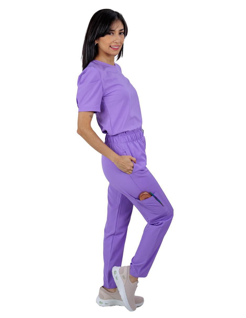 Uniforme estilo relajado para mujer 3