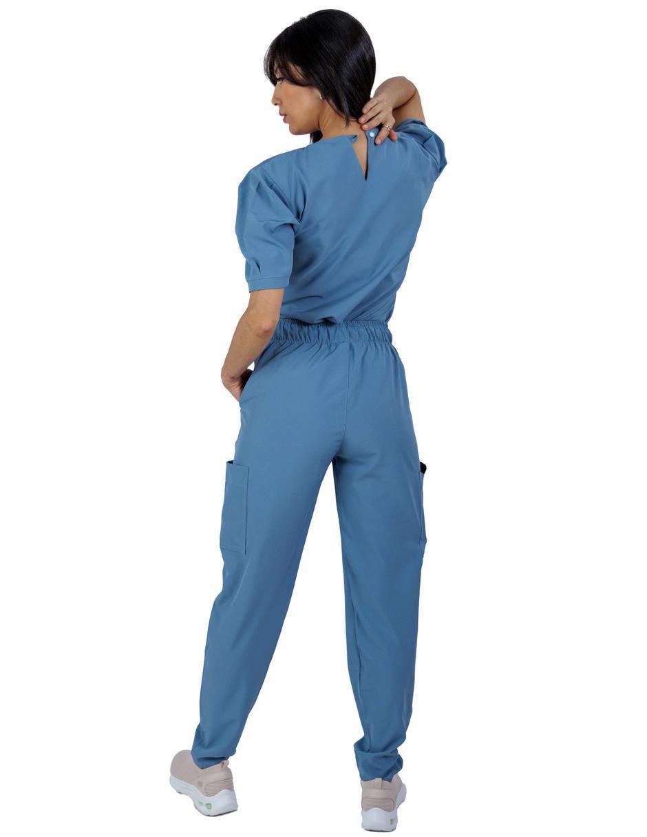 Uniforme estilo relajado para mujer 3