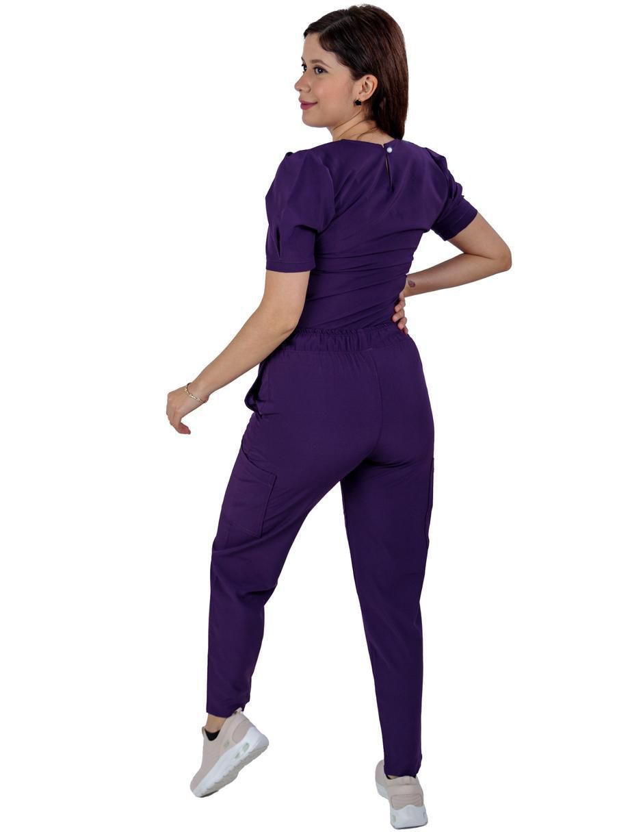 Uniforme estilo relajado para mujer 3