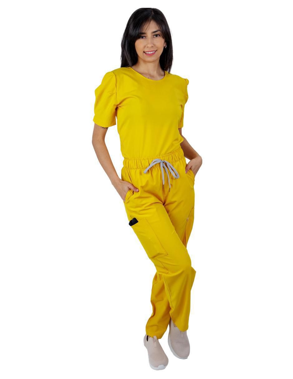 Uniforme estilo relajado para mujer 1