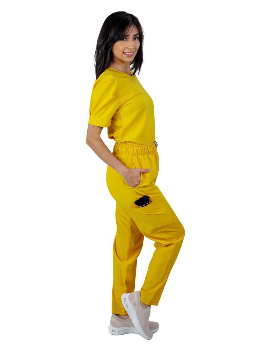 Uniforme estilo relajado para mujer
