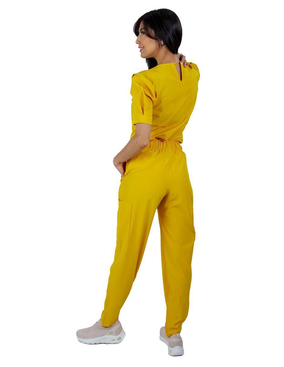 Uniforme estilo relajado para mujer