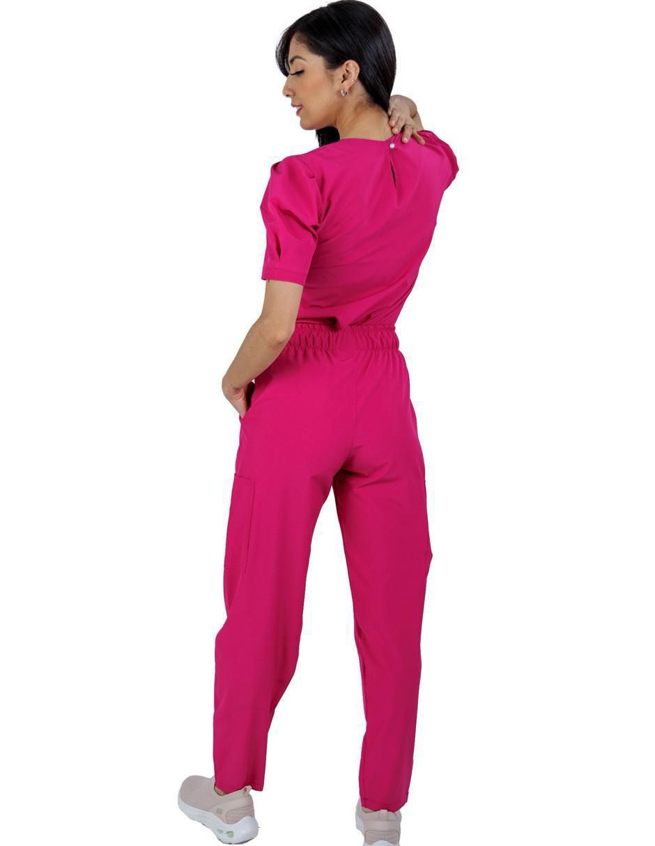 Uniforme estilo relajado para mujer 3