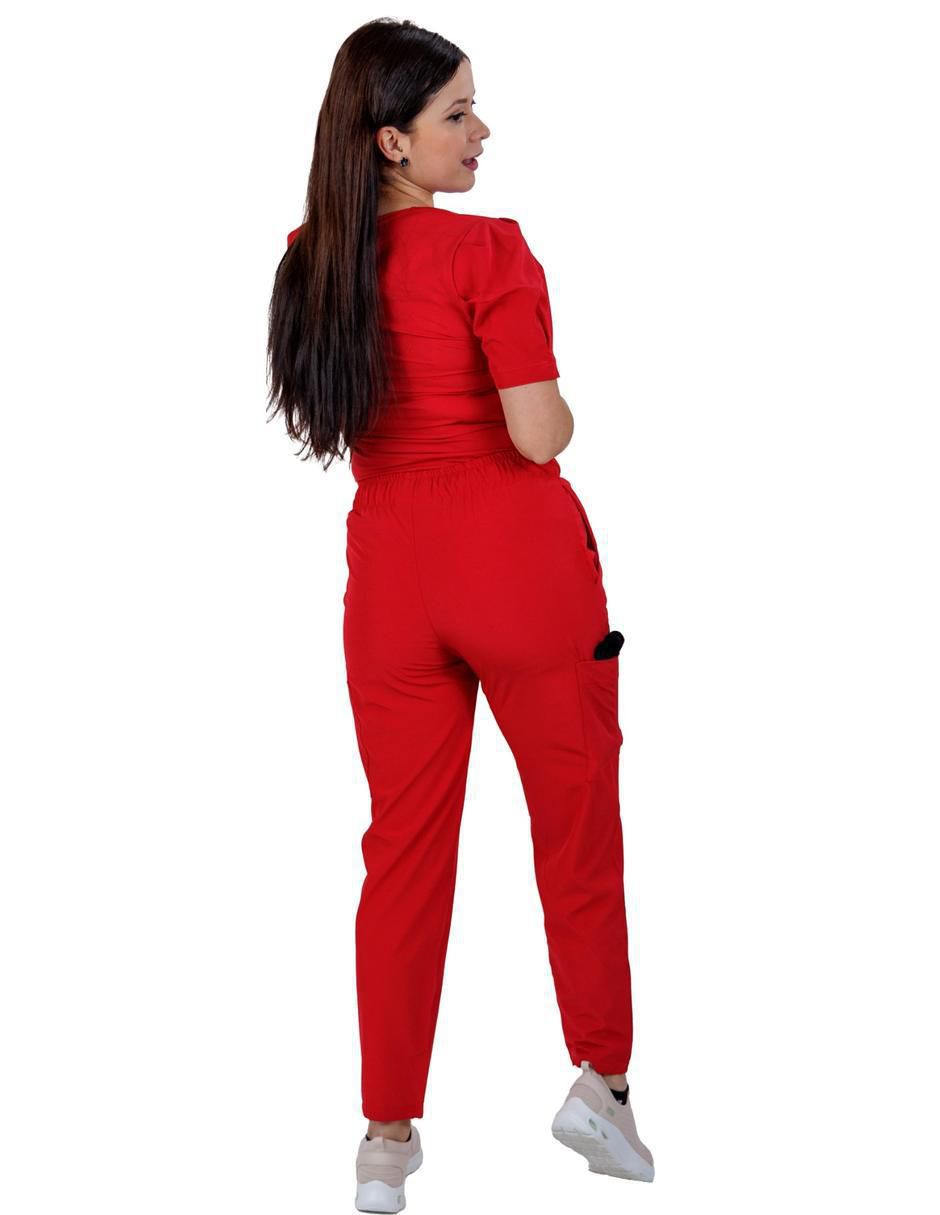 Uniforme estilo relajado para mujer 3