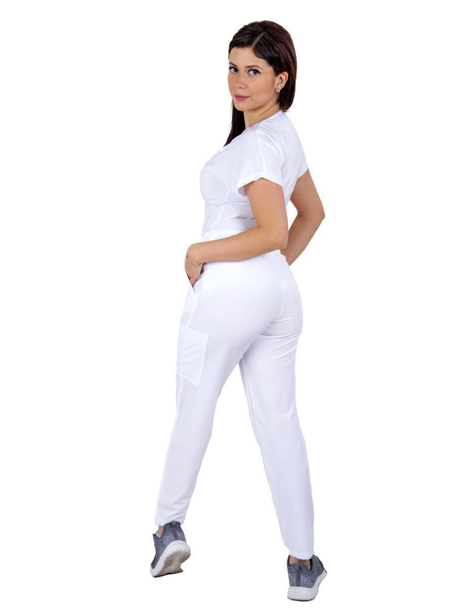 Uniforme estilo relajado para mujer 3
