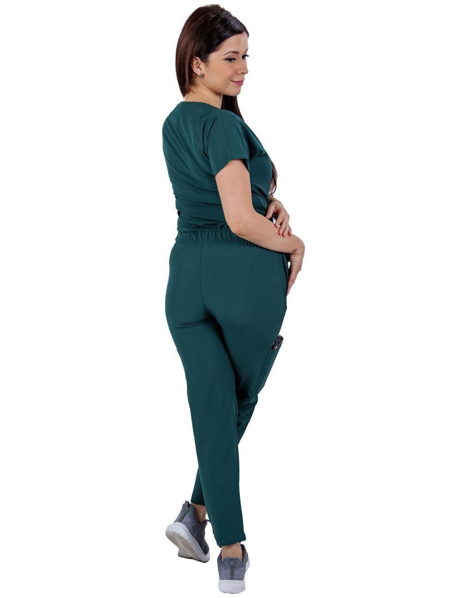 Uniforme estilo relajado para mujer 3