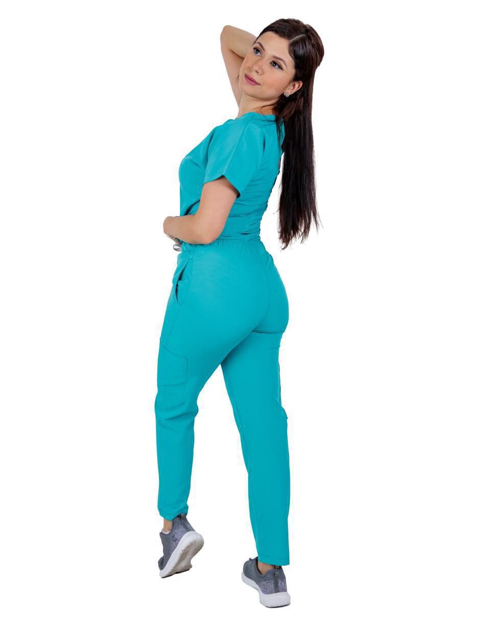 Uniforme estilo relajado para mujer 3