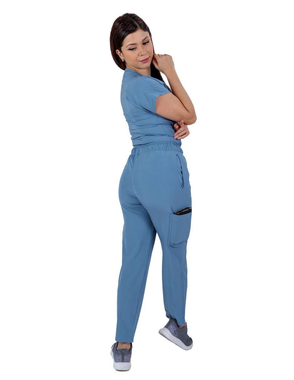 Uniforme estilo relajado para mujer 3