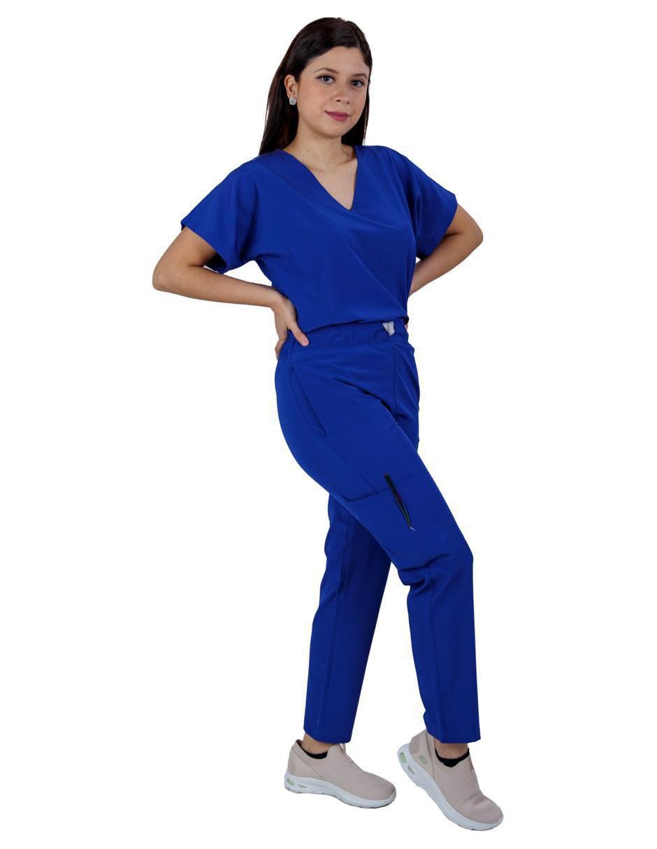 Uniforme estilo relajado para mujer 2