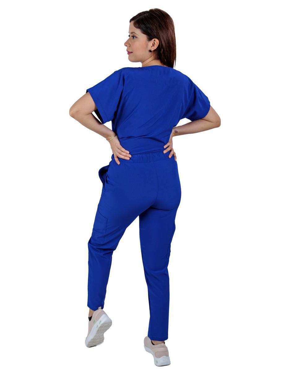 Uniforme estilo relajado para mujer 3