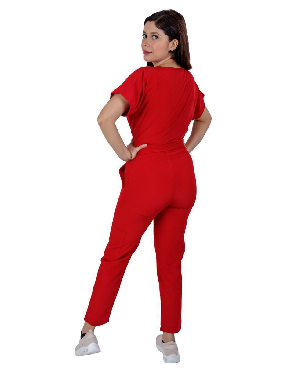 Uniforme estilo relajado para mujer 3