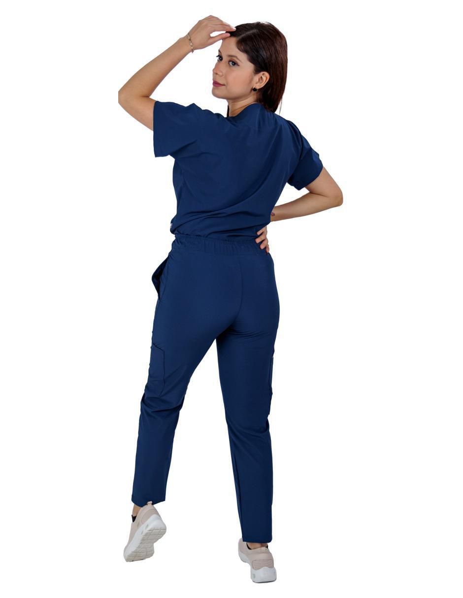 Uniforme estilo relajado para mujer 3