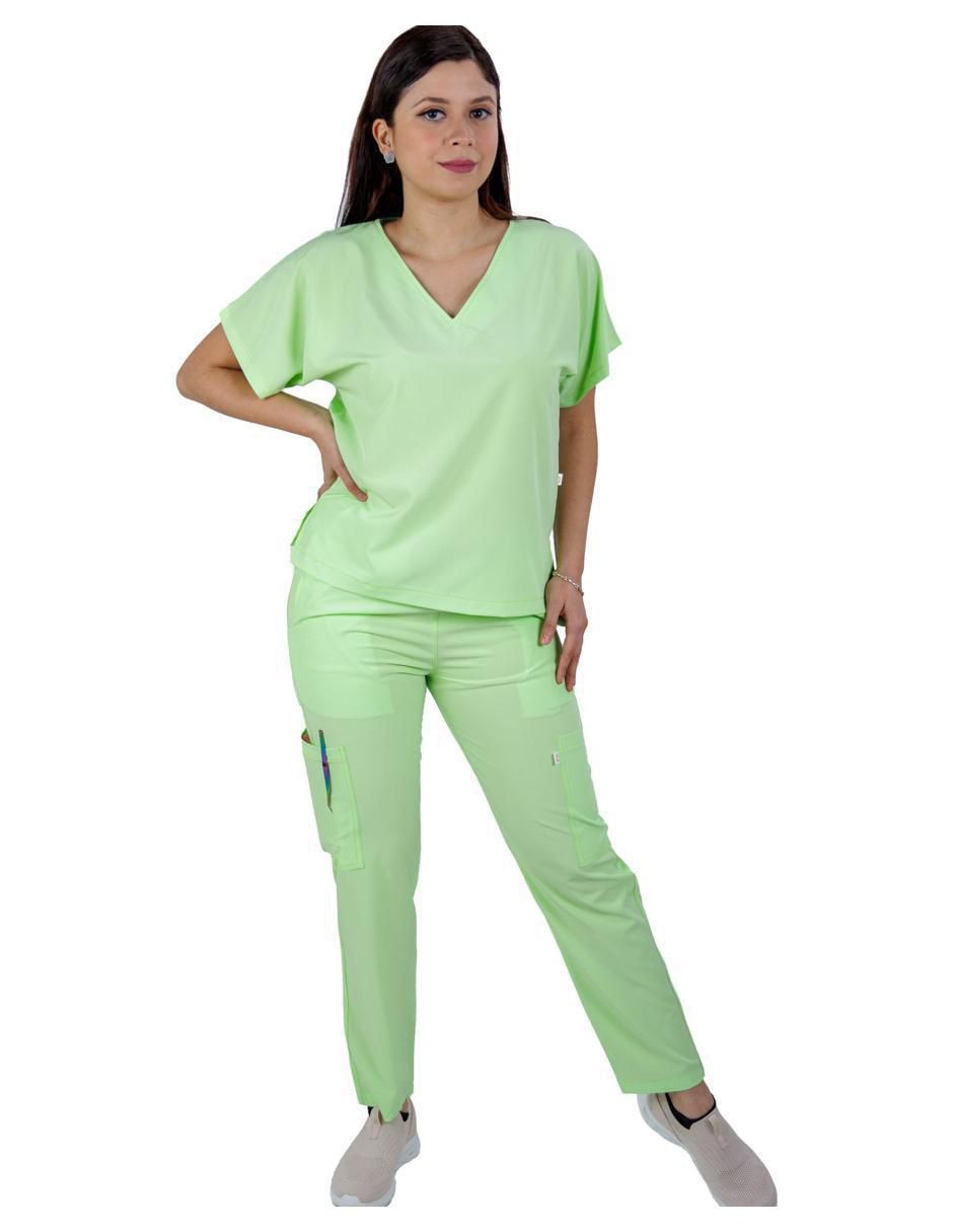 Uniforme estilo relajado para mujer 1