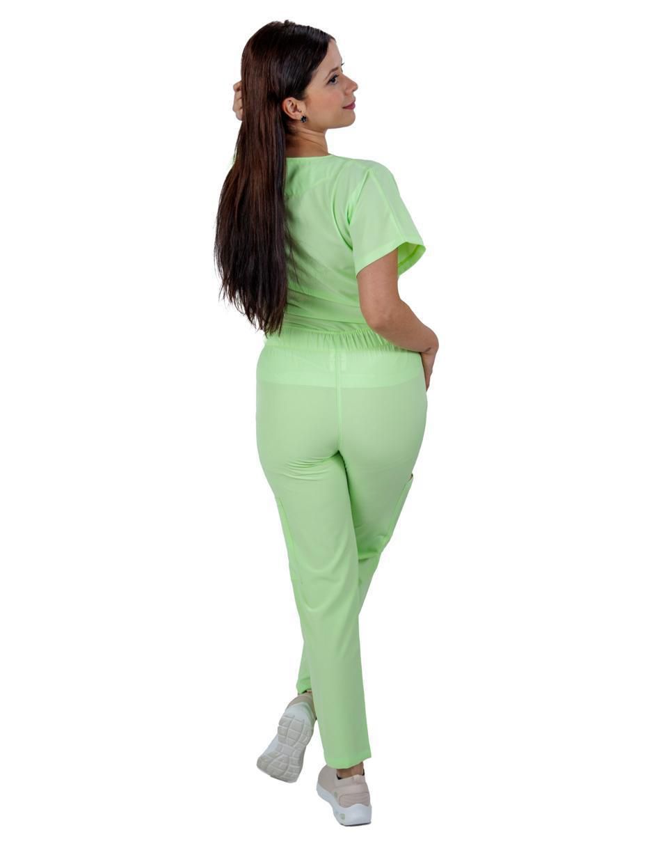 Uniforme estilo relajado para mujer 3