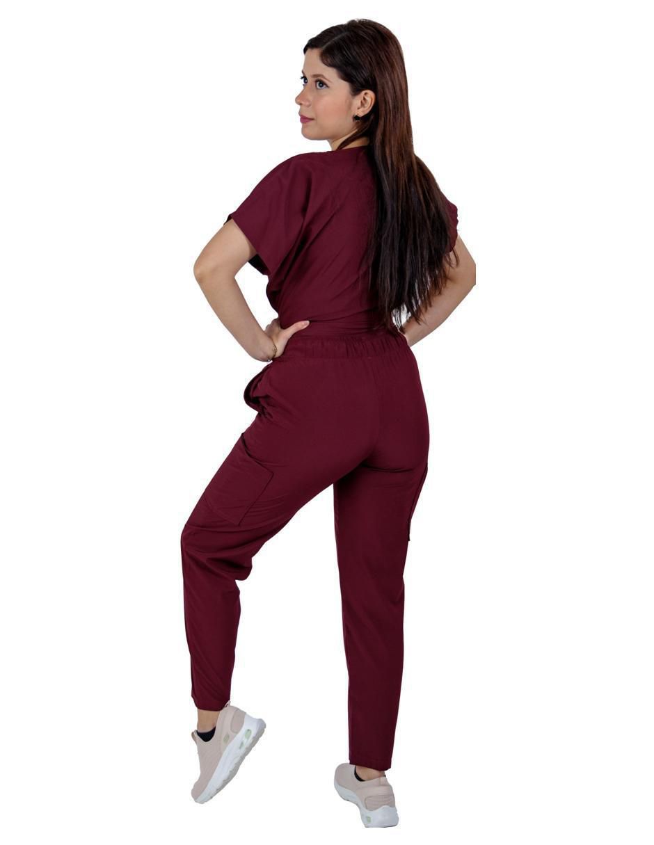 Uniforme estilo relajado para mujer 3