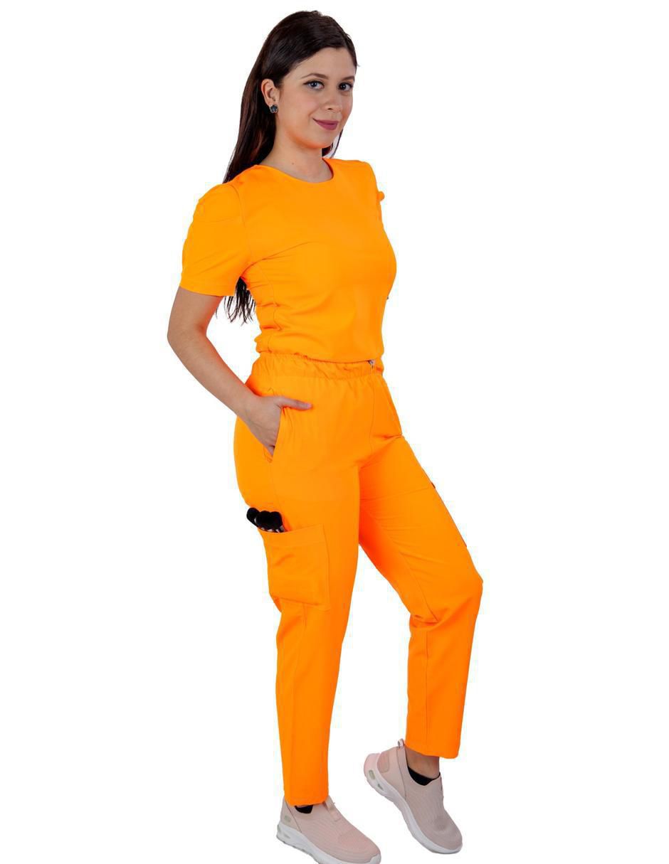 Uniforme estilo relajado para mujer 2