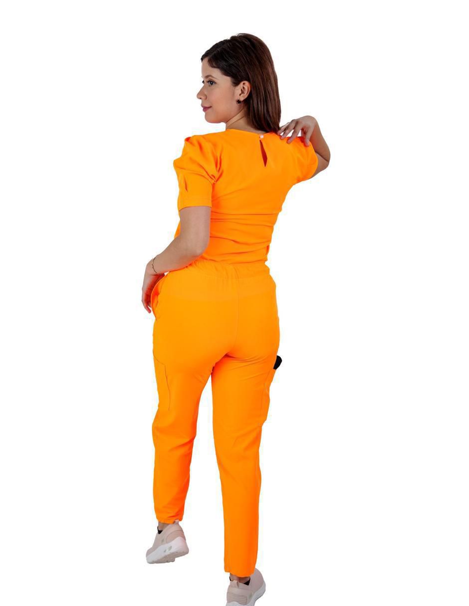 Uniforme estilo relajado para mujer 3