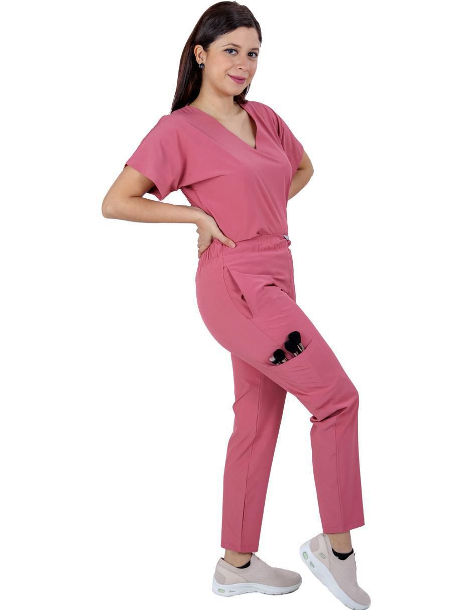 Uniforme estilo relajado para mujer 2