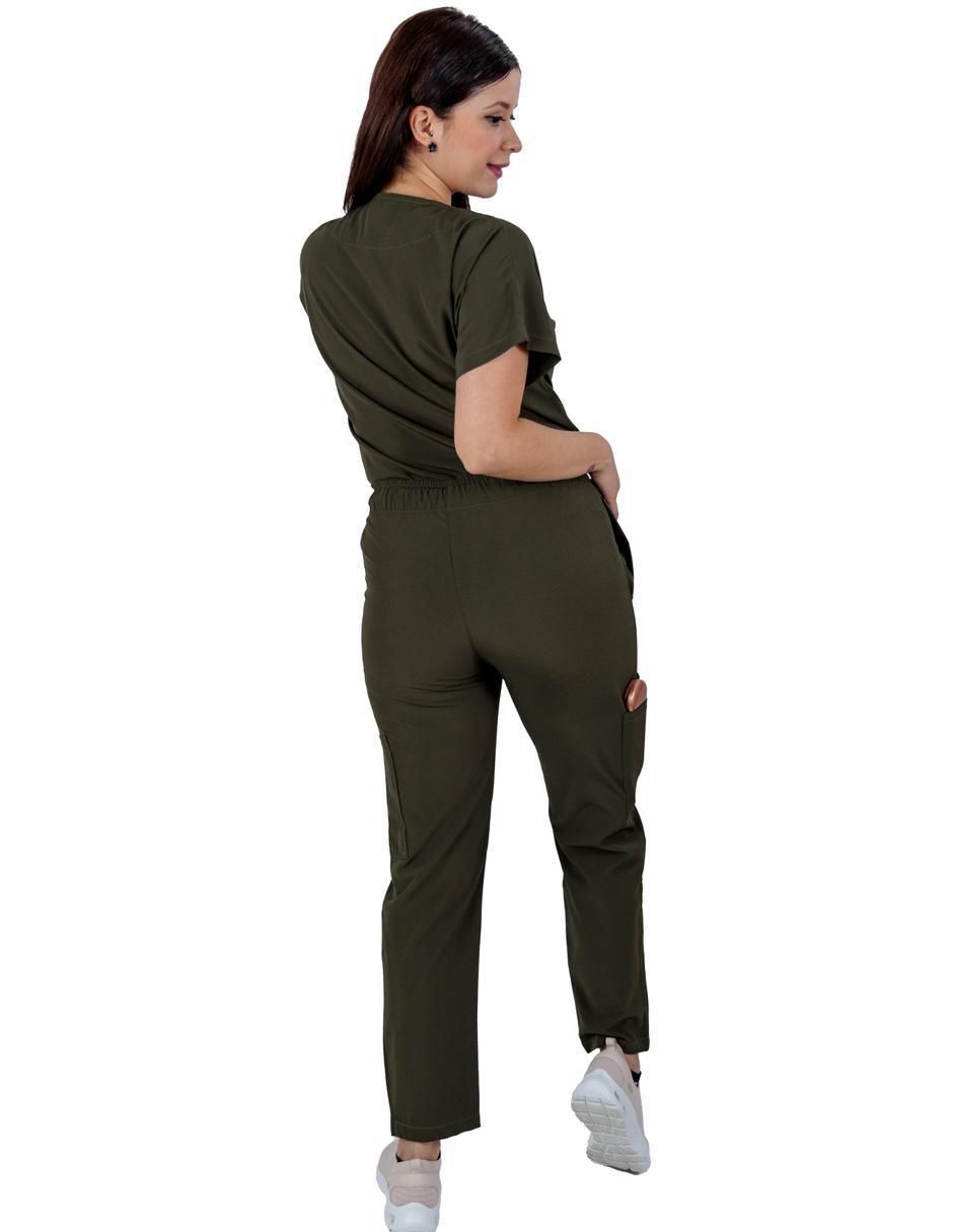 Uniforme estilo relajado para mujer 3