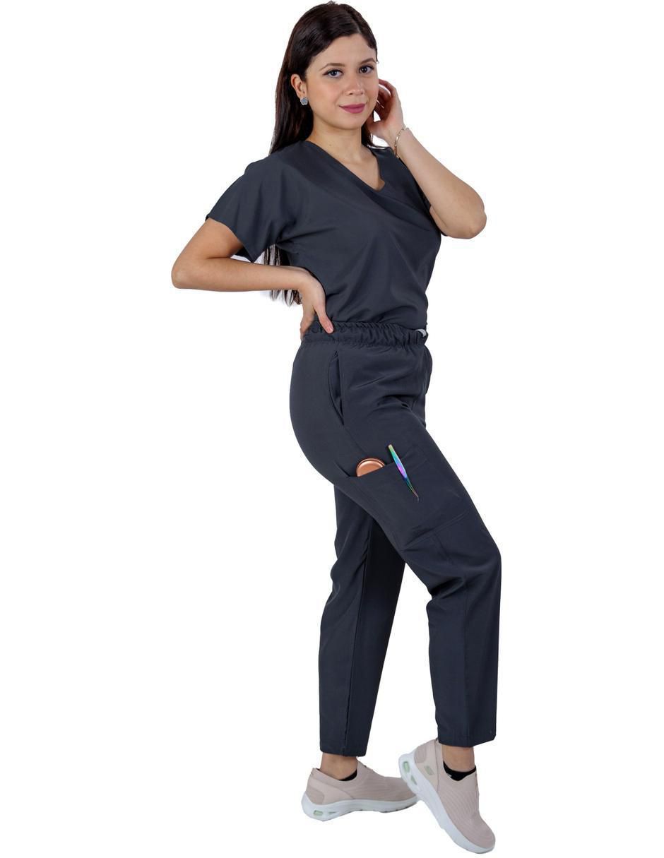 Uniforme estilo relajado para mujer 2