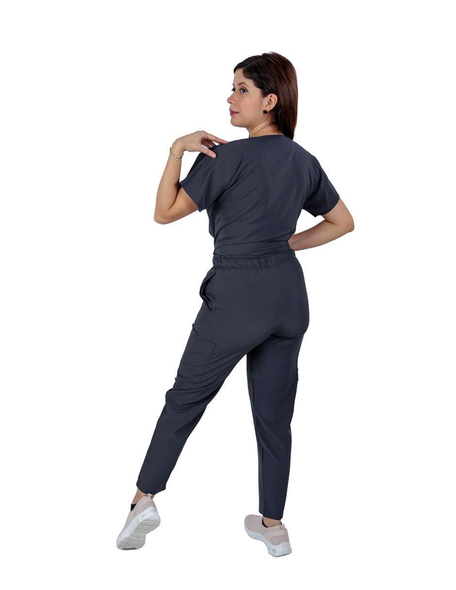 Uniforme estilo relajado para mujer 3