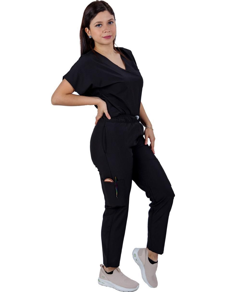 Uniforme estilo relajado para mujer 3