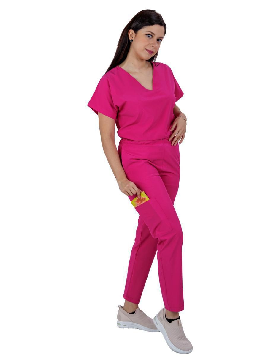 Uniforme estilo relajado para mujer 2