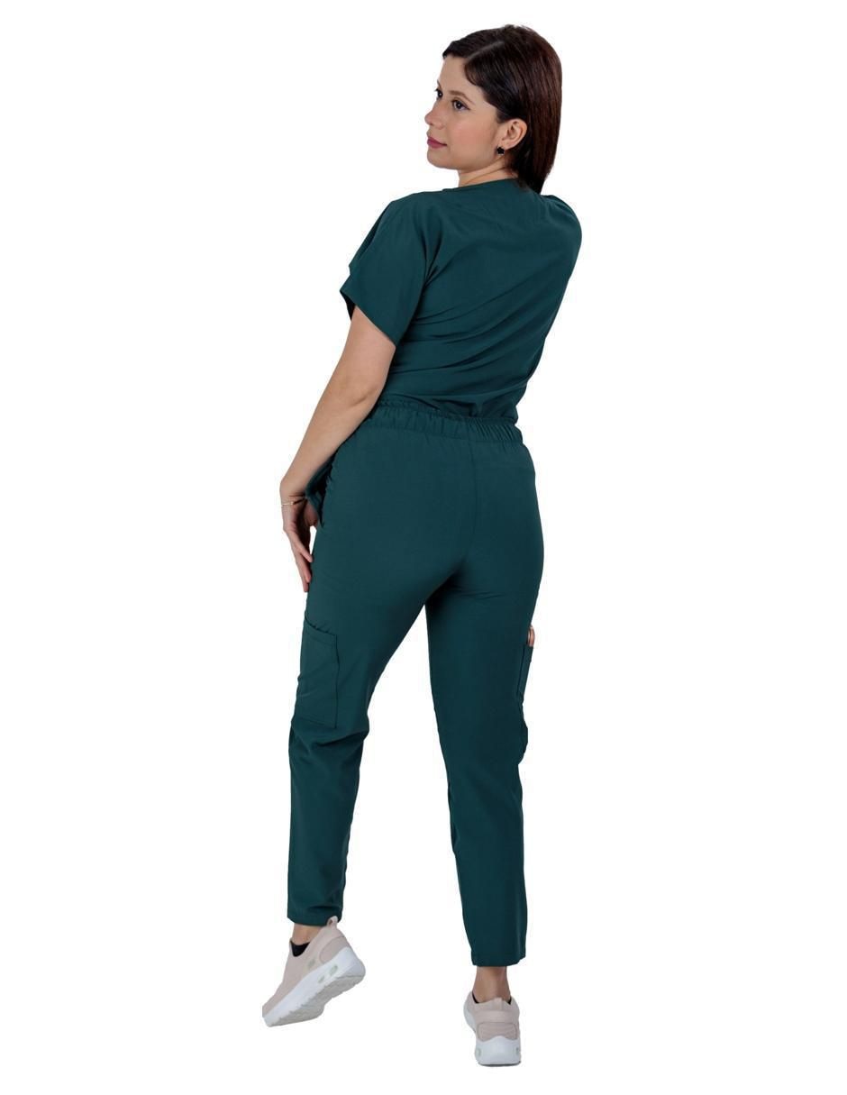 Uniforme estilo relajado para mujer 3