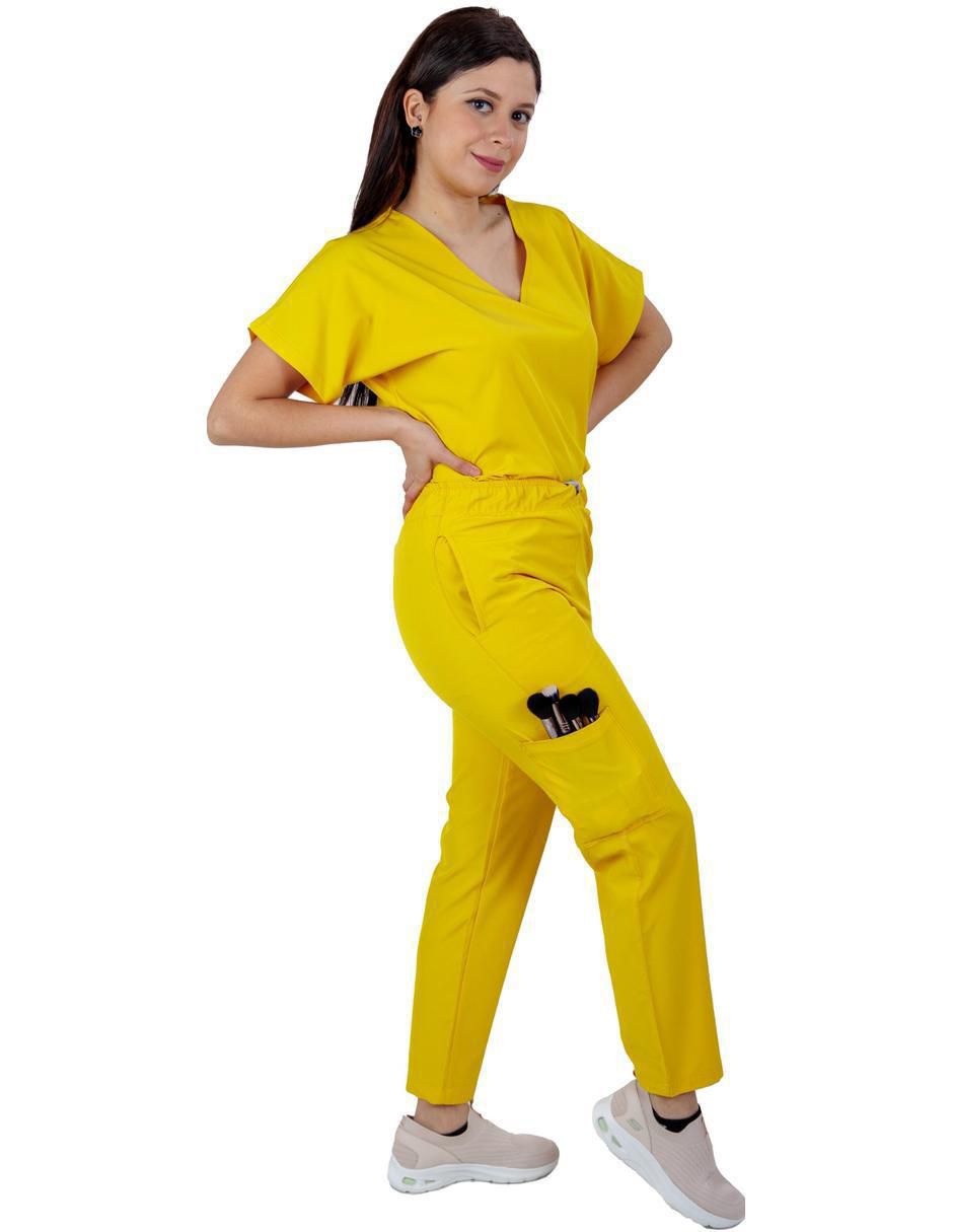 Uniforme estilo relajado para mujer 2